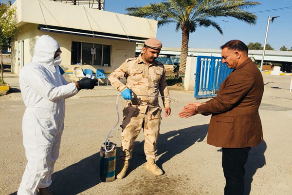 تدريب عسكريين عراقيين على فحص الاشخاص خشية اصابتهم بفيروس كورونا