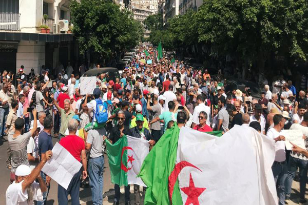 جزائريون يصرون على التظاهر رغم الوباء القاتل