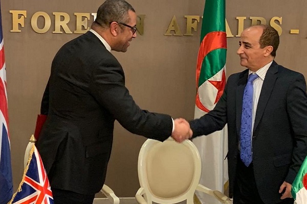 وزير الدولة البريطاني مصافحا الوزير الجزائري رشيد بلادهان 