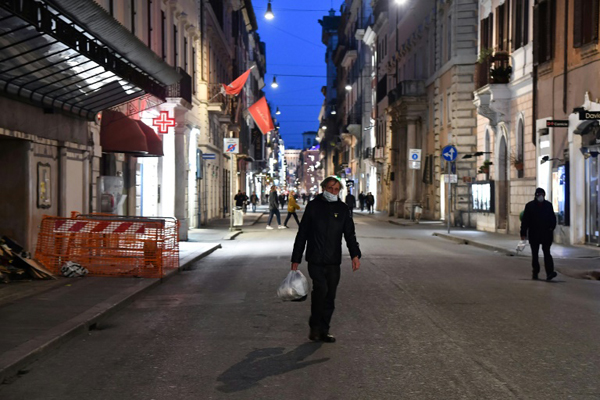  شارع تجاري مقفر في روما في 10 مارس 2020