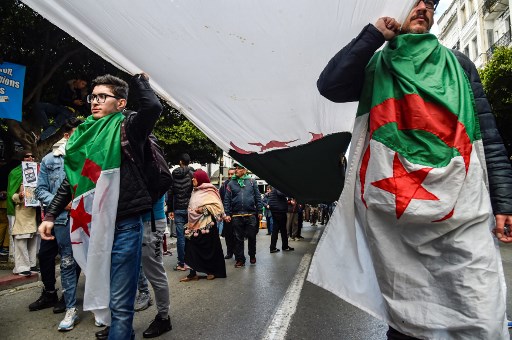 الجزائر تمنع كل التجمعات للحؤول دون انتشار كورونا