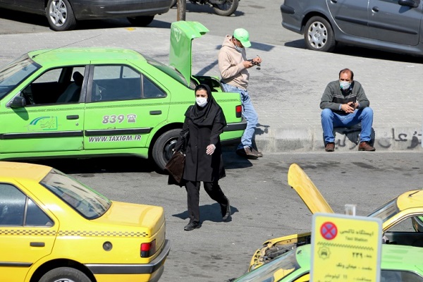 سائقو تاكسي في طهران ينتظرون ركاباً مرتدين كمامات في 10 مارس 2020