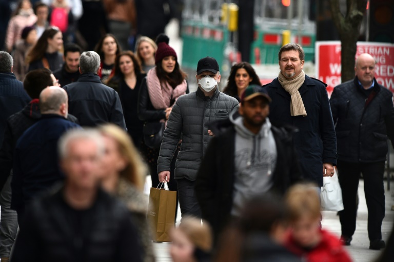 رجل يرتدي قناعاً في أحد شوارع لندن المركزية في 14 آذار/مارس 2020