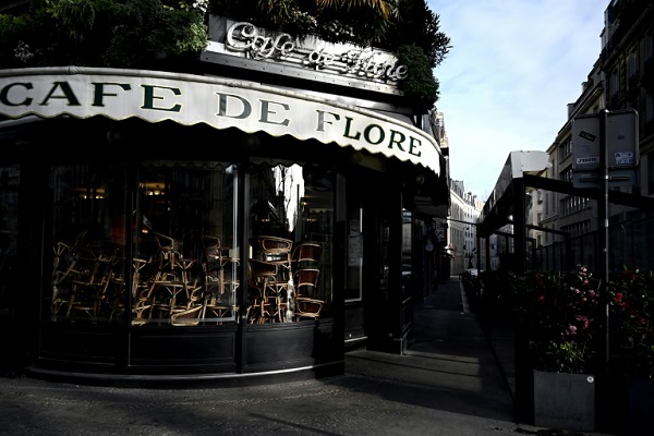 مقهى مغلق في باريس في 15 مارس 2020