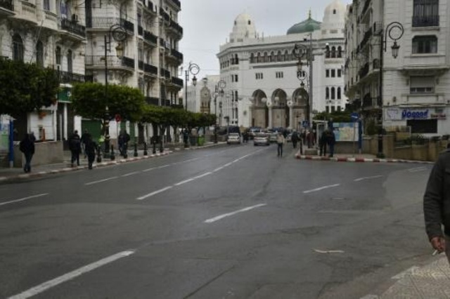 شارع فارغ في العاصمة الجزائرية، 20 آذار/مارس 2020.