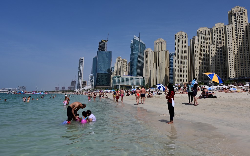 الإمارات تغلق الشواطئ