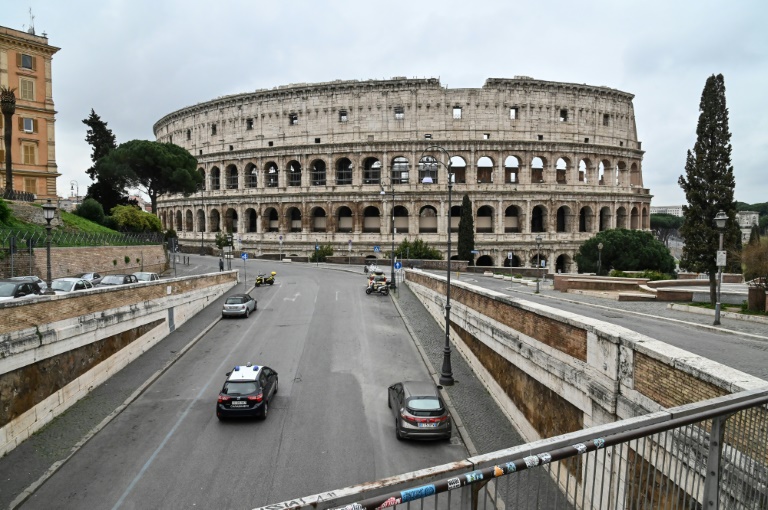 شوارع خالية تقريبا قرب الكولوسيوم في وسط روما في 14 آذار/مارس 2020.