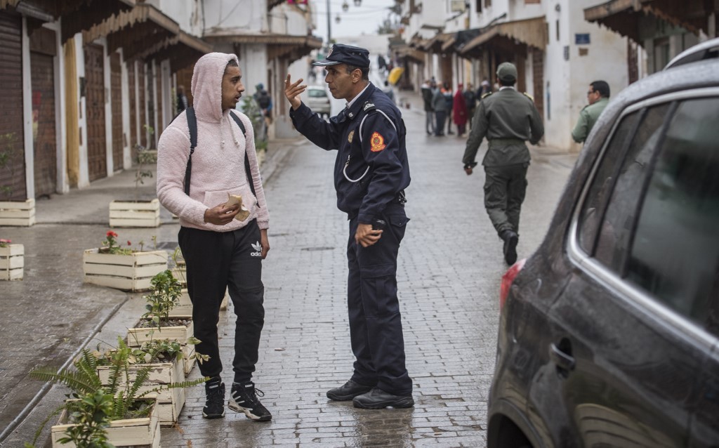 الأجهزة الأمنية المغربية تحضّ المواطنين على اخلاء الشوارع