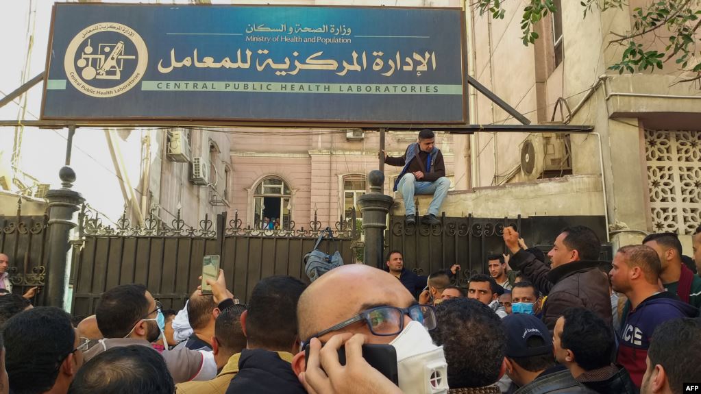 مصريون أمام معامل وزارة الصحة في قصر العيني ينتظرون إجراء اختبار فيروس كورونا