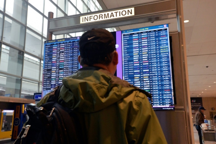 مطارات أميركية تشهد فوضى عارمة جراء فحوص كورونا