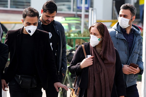 إيرانيون يرتدون أقنعة الوجه الواقية في طهران