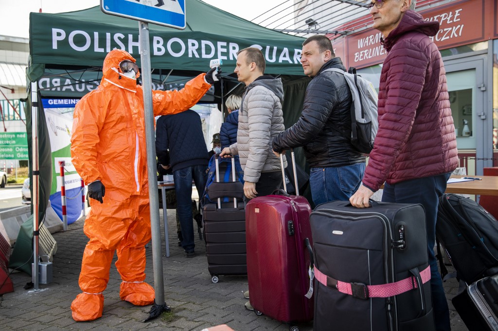 مسافرون يخضعون للفحص الطبي على الحدود البولندية الألمانية