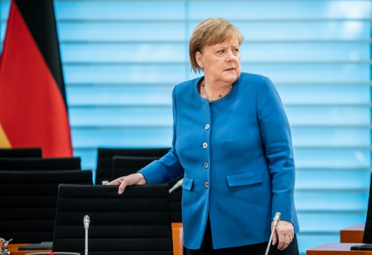 المستشارة الالمانية انغيلا ميركل لدى وصولها لجلسة الحكومة الاسبوعية في برلين في 18 مارس 2020