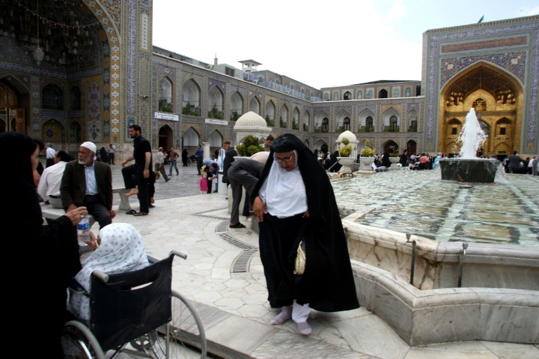 حجاج إيرانيون يزورون ضريح الإمام الرضا في مدينة مشهد المقدسة على بعد 900 كلم نحو شمال شرق طهران في 31 أيار/مايو 2009