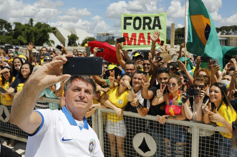الرئيس البرازيلي يلتقط صورة سلفي خلال تجمع مؤيد له في برازيليا في 15 آذار/مارس 2020