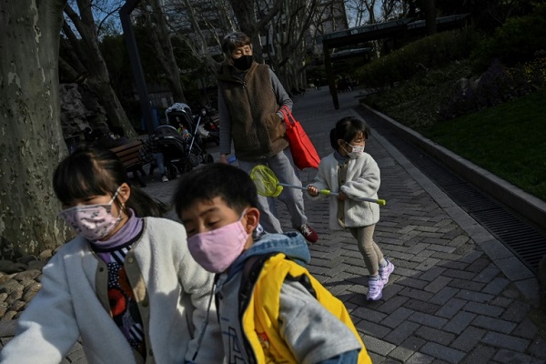 أطفال يلهون في حديقة في مدينة شنغهاي الصينية في 17 مارس 2020