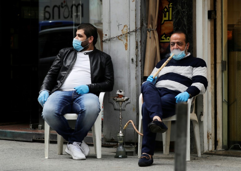 لبنانيان يدخنان النارجيلة في بيروت في 12 آذار/مارس 2020