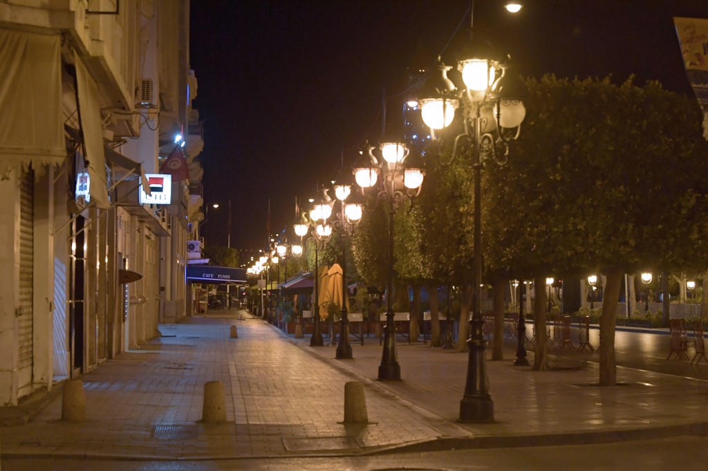 شارع بورقيبة في قلب العاصمة التونسية وقد بدا خاويا على عروشه مع بدء حظر تجوال ليلي