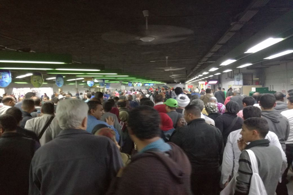 زحام كثيف في القاهرة داخل محطات المترو يهدد سلامة المواطنين
