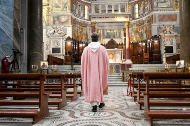 كاهن في كنيسة فارغة في روما في 22 آذار/مارس 2020.