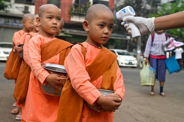 قياس درجة حرارة أطفال في مدينة يانغون، ميانمار، 21 مارس 2020