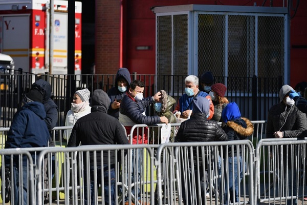 سكان من نيويورك بانتظار فحوصات الكشف عن كورونا المستجد أمام مستشفى إلمهيرست