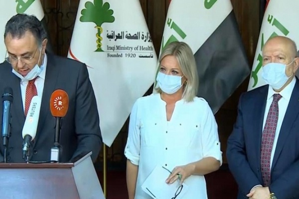 بلاسخارت تتوسط وزير الصحة العراقي على يسارها وممثل منظمة الصحة العالمية في العراق