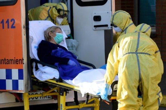 مريضة تصل إلى مستشفى سيفيرو أوتشوا الجامعي في ليغانيس في ضاحية مدريد في 26 آذار/مارس 2020