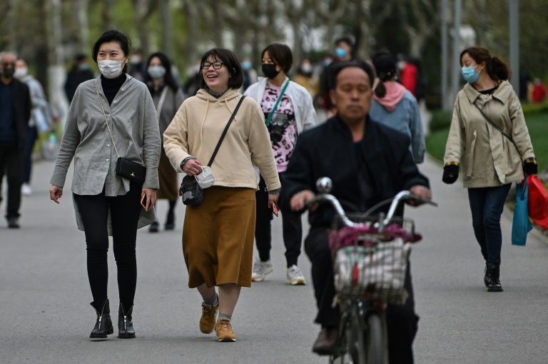 اشخاص يرتدون اقنعة وسط المخاوف من تفشي فيروس كورونا المستجد في شنغهاي، 22 آذار/مارس 2020