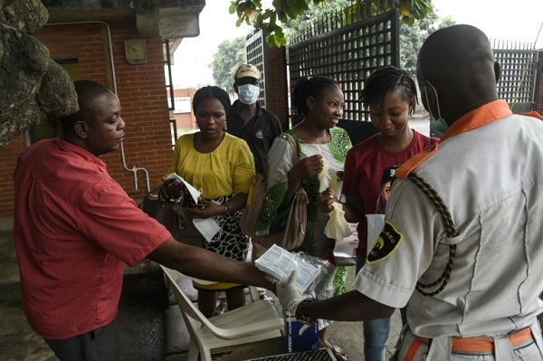 سكان يحصلون على أقنعة واقية وقفازات للأيدي في مشفى حكومي في لاغوس