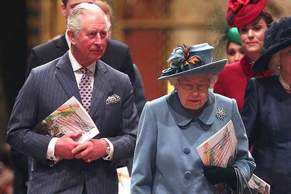 الامير تشارلز مع الملكة يوم 12 مارس في قصر باكينغهام