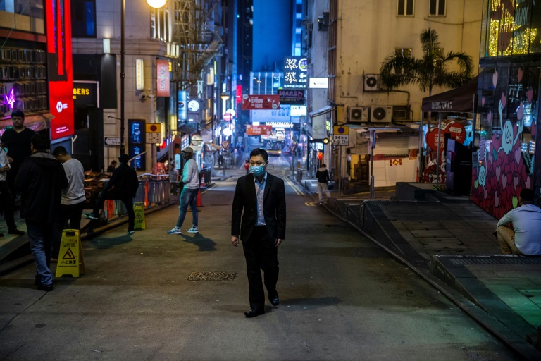 شخص يرتدي قناعا واقيا في حي لان كواي فونغ في هونغ كونغ بتاريخ 21 مارس 2020