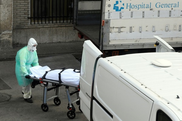 نقل جثة من مستشفى غريغوريو مارانون في مدريد في 25 مارس 2020