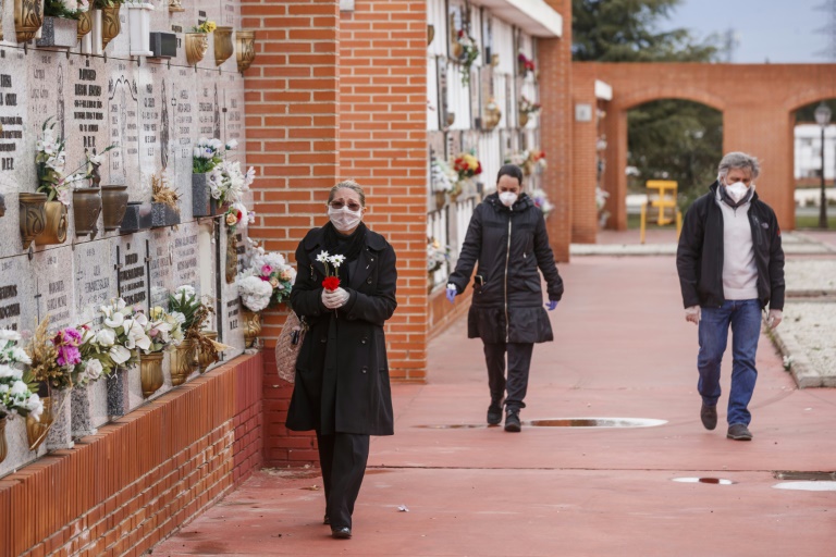 أشخاص قدموا للمشاركة في جنازة شخص قضى بفيروس كورونا المستجد في مقبرة في مدريد