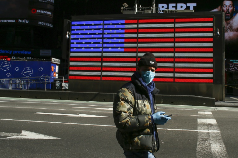 رجل يضع قناعا واقيا في تايمز سكوير في نيويورك