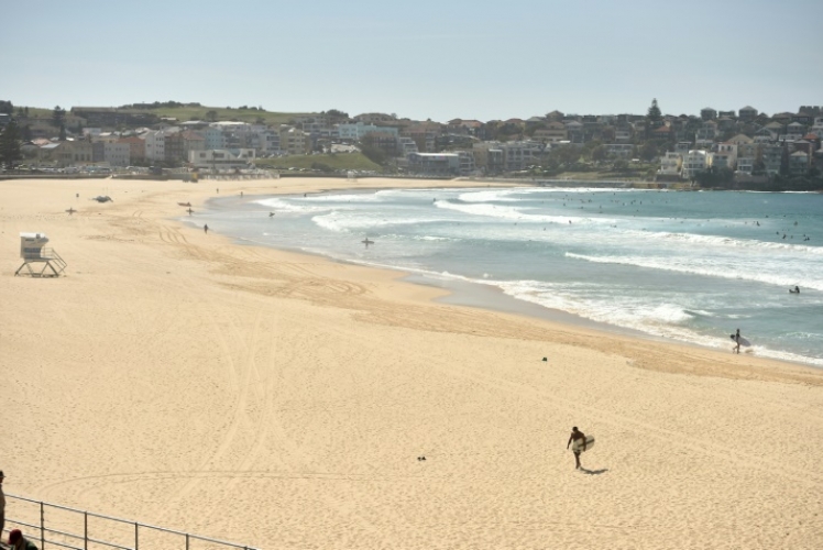 شاطئ بوندي الشهير في أستراليا بعد أن أغلقته السلطات في 22 مارس 2020