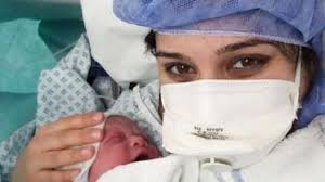 فيروس كورونا: الوباء يمنع طبيبا من حضور ولادة ابنه