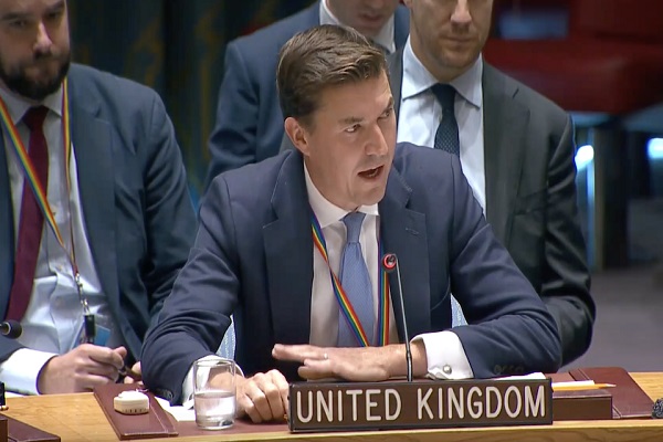 السفير البريطاني جيمس روسكو متحدثا أمام مجلس المن 