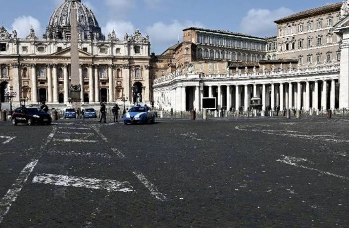 ساحة القديس بطرس في الفاتيكان (29 آذار 2020، أ ف ب).