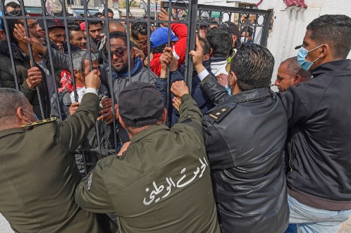 مئات يتظاهرون رفضا للاغلاق التام في تونس