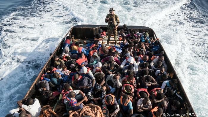 انقاذ أكثر من 250 مهاجرا في الصحراء قرب ليبيا