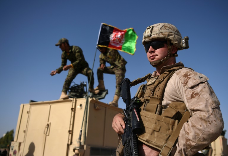 جندي أميركي يقف على مقربة من جنود أفغان خلال تدريبات في لشكر كاه بولاية هلمند - أرشيفية