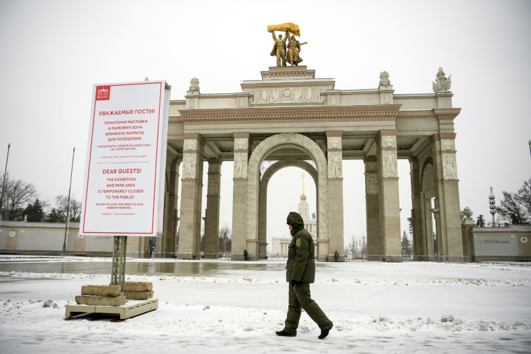 عنصر أمن أمام المدخل الرئيسي لمركز المعارض الروسي في موسكو