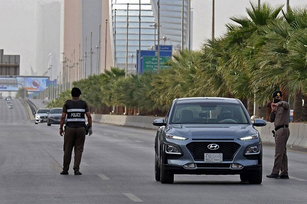 رجال شرطة سعوديون عند نقطة تفتيش على طريق الملك فهد في الرياض