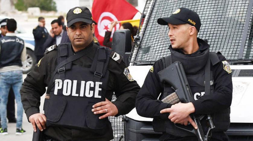 عناصران من الشرطة التونسية