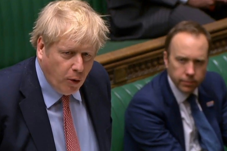 رئيس الوزراء البريطاني بوريس جونسون ووزير الصحة مات هانكوك في لقطة من مقطع فيديو في البرلمان البريطاني في لندن في 25 آذار/مارس 2020