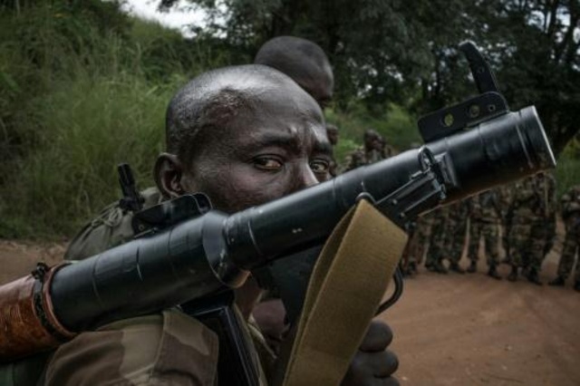 جندي في إفريقيا الوسطى يحمل قاذفة للصواريخ المضادة للدروع في آب/أغسطس 2019