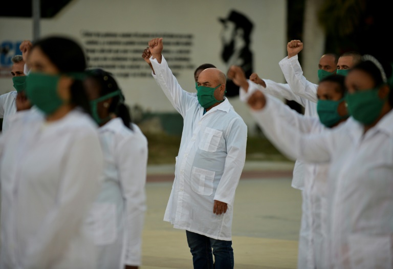 أطباء وممرضون من الفرقة الطبية الكوبية الدولية 