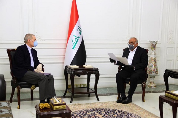 عبد المهدي متسلما مذكرة من السفير الاميركي في بغداد ماثيو تولر حول دعوة لحوار بين البلدين