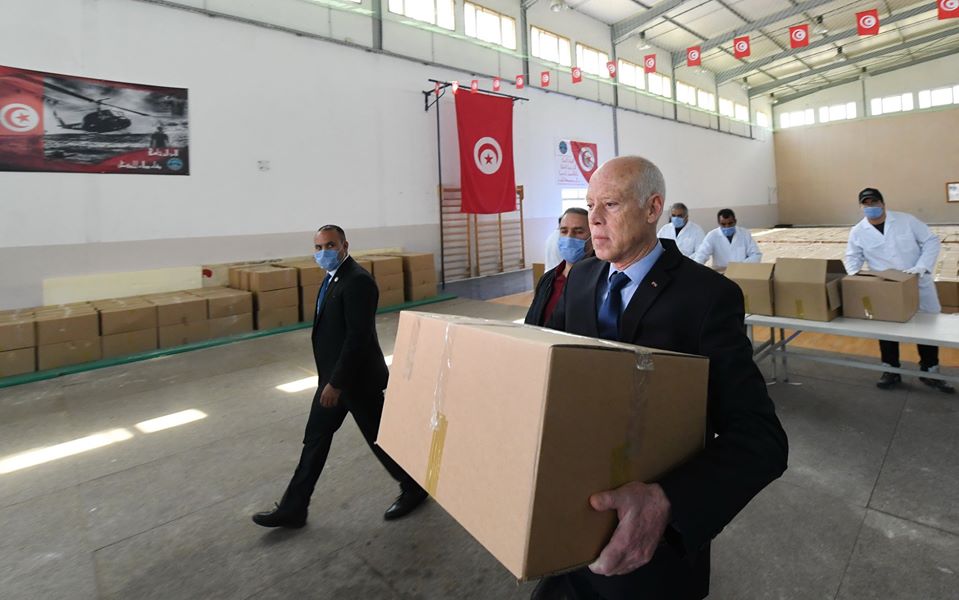 الرئيس التونسي يشحن تبرعات لفقراء البلاد